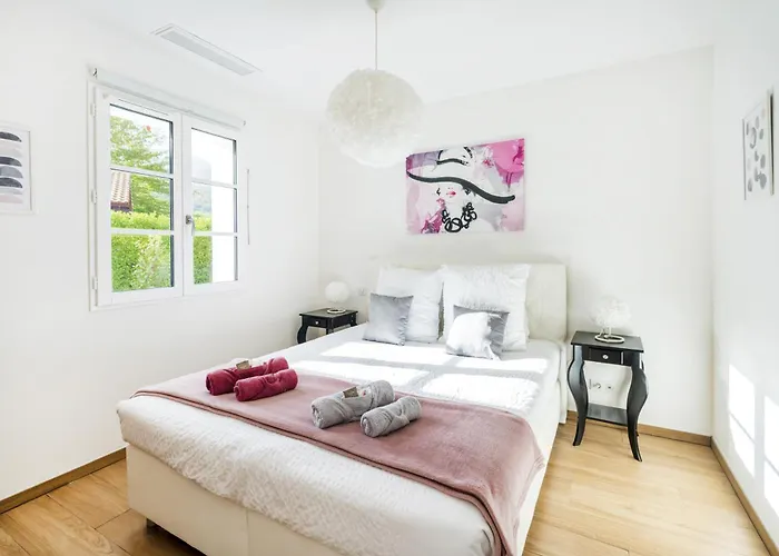 Zeruko Izarra, Grand Standing Villa