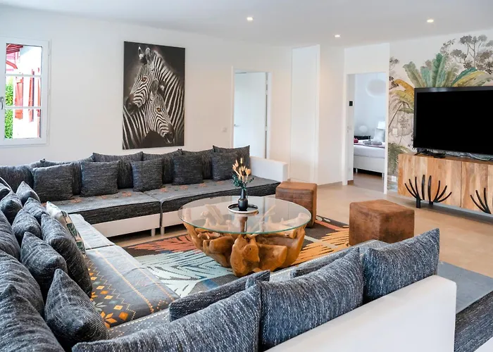 Zeruko Izarra, Grand Standing Villa *