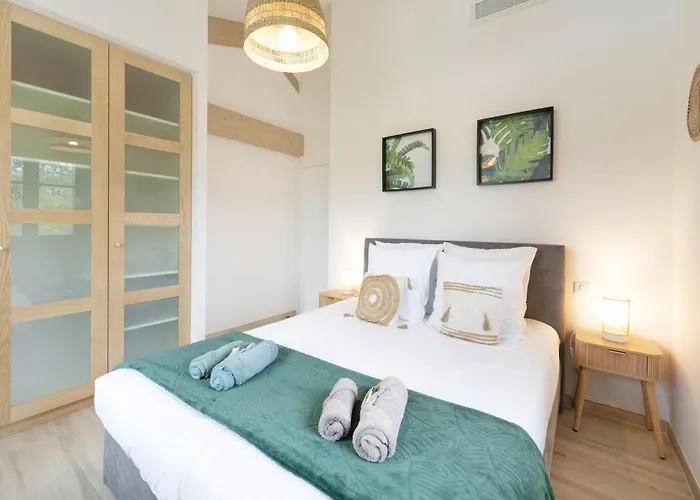 Zeruko Izarra, Grand Standing Villa *